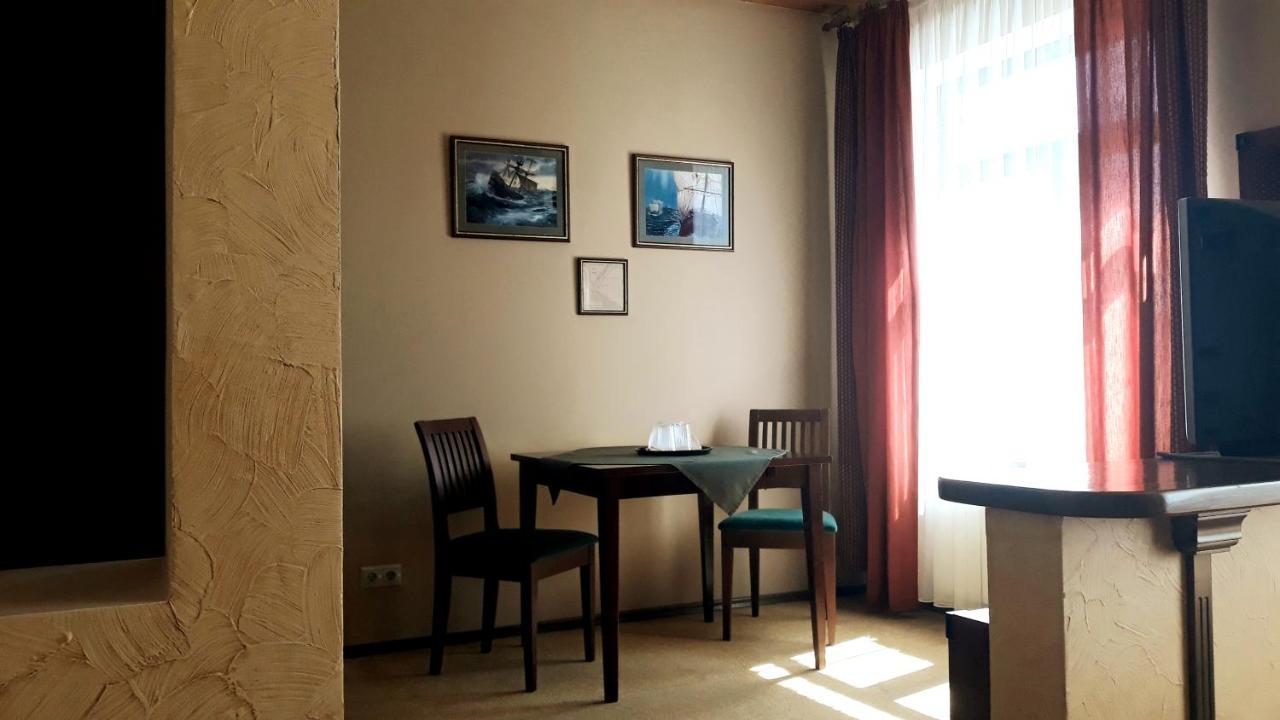 Letuchiy Gollandets Hotel Ужгород Стая снимка